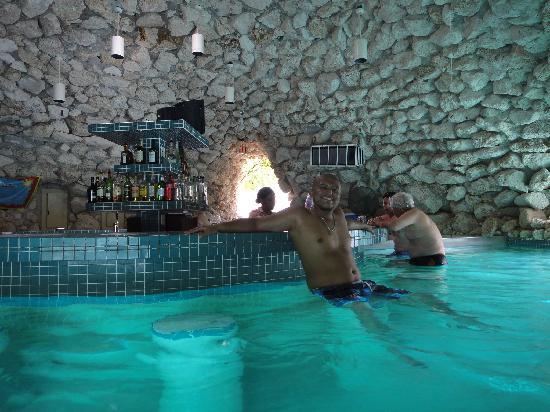 flamingo-bay-pool-cave-bar-bahamas